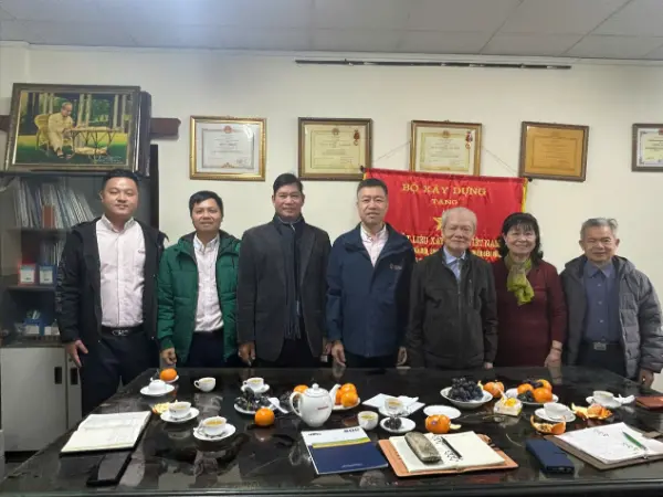 Fu Guohua, Timbalan Pengurus Besar Quangong Machinery Co., Ltd., mengetuai delegasi untuk melawat Persatuan Bahan Bangunan Vietnam untuk mempromosikan pertukaran dan kerjasama antara industri bahan binaan Cina dan Vietnam.